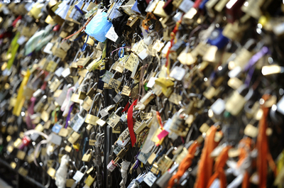 固い愛を誓う南京錠、パリの橋に