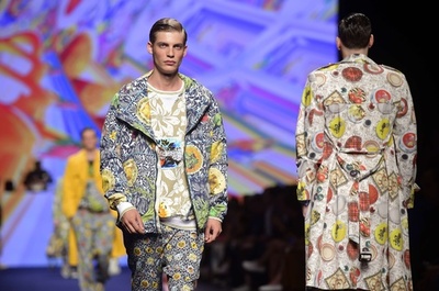 おいしそうなプリントにも注目、「エトロ」15年春夏メンズ