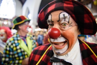 教会にピエロ大集合、現代道化師の父をたたえる 英