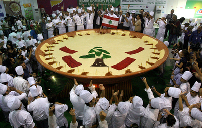 豆料理フムスでギネス記録に認定、レバノン ひよこ豆1.35トン使用