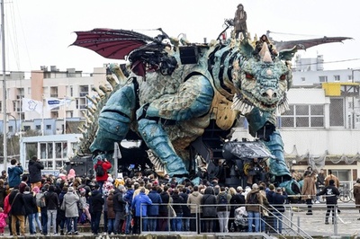 巨大ドラゴン出現！ 仏カレーに観光客向けアトラクション