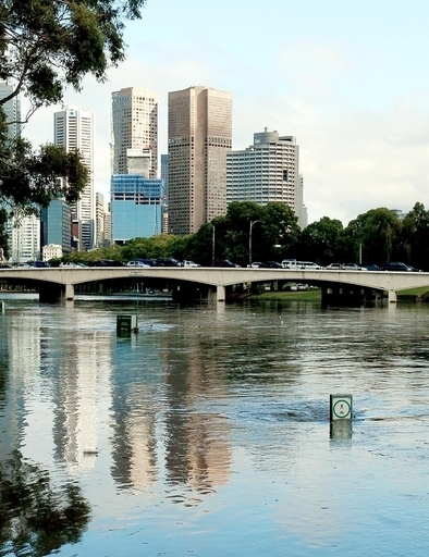 橋から娘を投げ落として殺害、親権係争中の男を逮捕