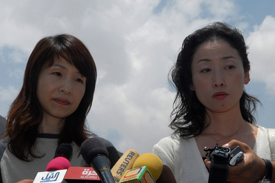 イエメンの邦人誘拐、無事解放の女性2人が会見 「命の危険は感じなかった」
