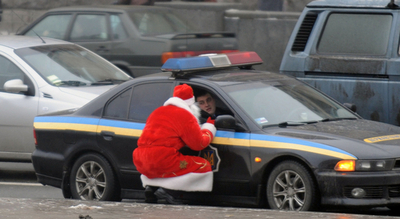 ロシア版サンタ「お巡りさん、ちょっと聞いてくださいよ」