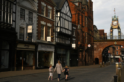 男女間賃金格差の解消進まず、原因は「母親ペナルティー」 