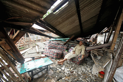 スマトラ沖地震、死者が23人に、救援物資届かない地域も