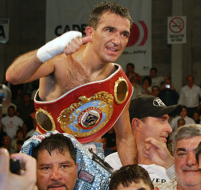 ナルバエス 10回TKOで王座防衛