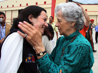 FARC人質事件で解放されたロハスさん、「今すぐ息子を抱きたい」