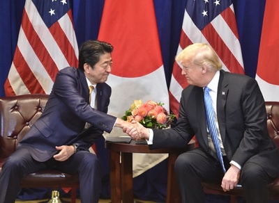 日米、貿易交渉開始で合意 トランプ大統領、安倍首相と会談
