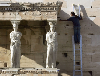 アテネのアクロポリス美術館、丘の頂上からふもとに移転