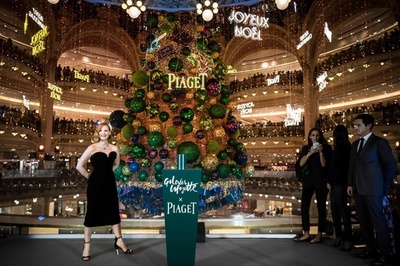 パリの高級百貨店に早くもクリスマスツリー、米女優J・チャステインさんが点灯式に