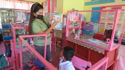 【今日の1枚】机に仕切り、コロナ禍で久しぶりの学校 フィリピン