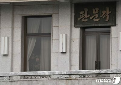 北朝鮮、板門店の板門閣を大型幕で覆う…4月から補修工事か