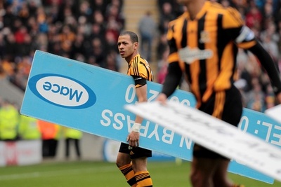 強風で看板がピッチに散乱、ハル対アーセナル戦が一時中断