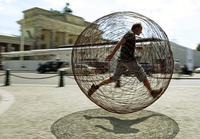 鉄線でできた球体で、ベルリンの街を走るアーティスト