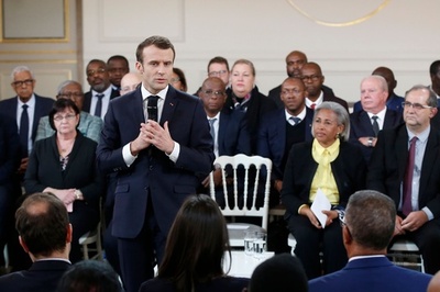 マクロン大統領、「黄ベスト」収拾へ5月に14年ぶり国民投票か 仏紙