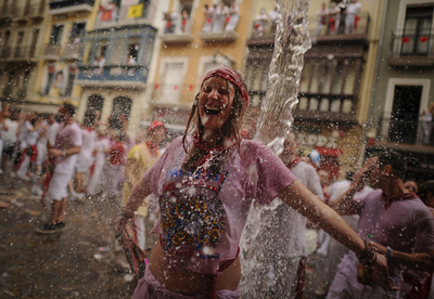 牛追いシーズン到来、サン・フェルミン祭始まる スペイン