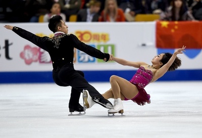 中国ペアが首位発進、前回王者と五輪金メダリストを抑える 世界フィギュア