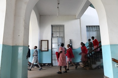 ケニア、今年の学校暦は「消失」 2021年に初中等学校再開へ