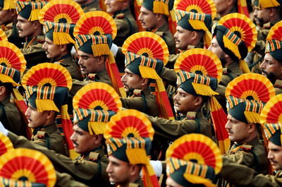 訪印中のサルコジ大統領、共和国記念パレードの主賓に