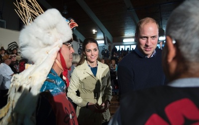 英王子夫妻、カナダで先住民と交流 温帯雨林も散策