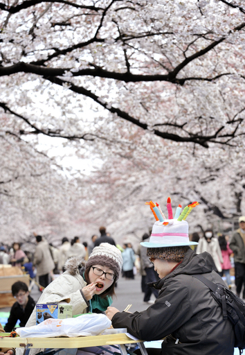 花見客でにぎわう上野公園