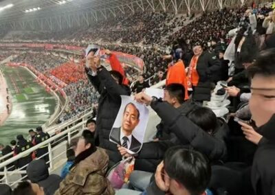 中国vs韓国の試合中、中国ファンが「不見識」挑発行為で韓国激怒…スタンドに掲げた「クーデター首謀者」肖像