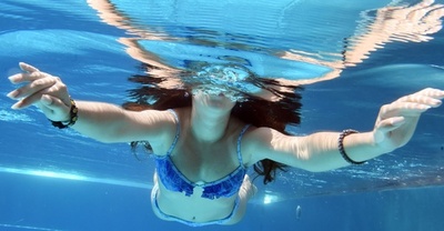 ドイツ各地で猛烈な暑さ、大勢の人が水辺に