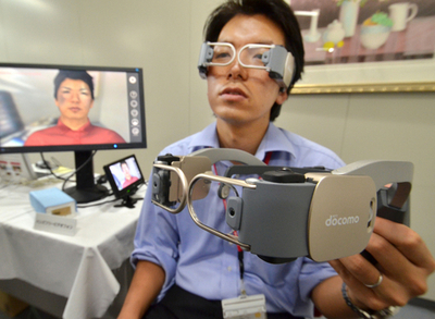 NTTドコモ、メガネ型テレビ電話端末を発表 目で操作できるタブレットも