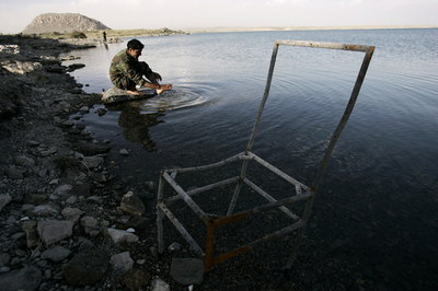 アフガニスタン政府軍がタリバンのボートを襲撃、戦闘員30人以上死亡