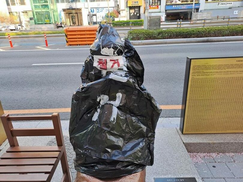 釜山の日本領事館前の平和の少女像と強制徴用労働者像に相次いで黒いビニール袋がかぶせられた＝インターネットコミュニティサイトキャプチャー(c)NEWSIS