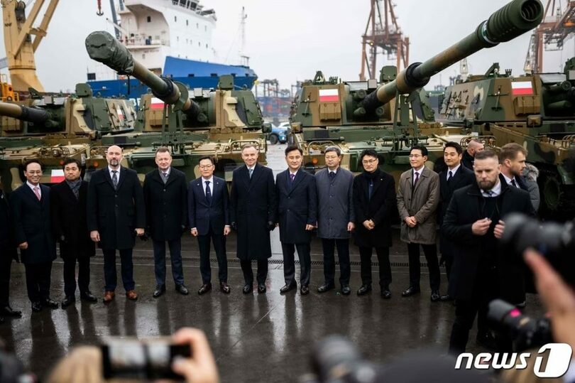 K2戦車とK9自走砲の引渡式に出席した-ポーランドのドゥダ大統領とブワシュチャク国防相ら(c)AFP/news1