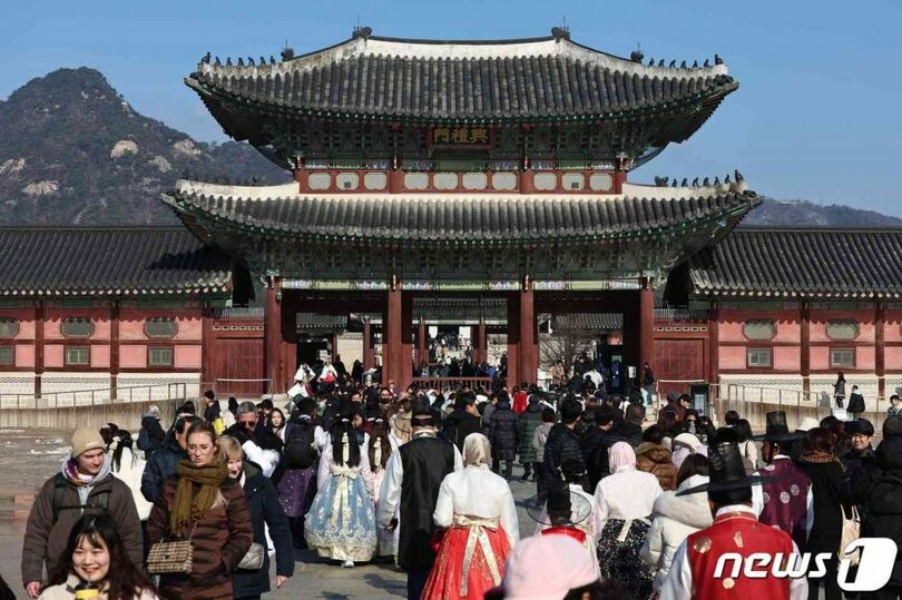 ソウル景福宮を訪れた市民と外国人観光客(c)news1