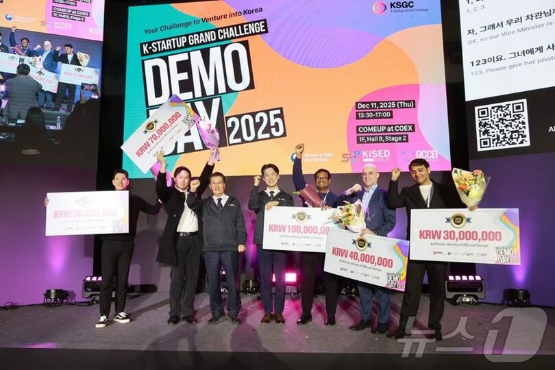 2025年12月、2025年Kスタートアップ・グランドチャレンジ・デモデーで受賞者らと記念撮影するノ・ヨンソク中小ベンチャー企業省第1次官＝中小ベンチャー企業省(c)news1
