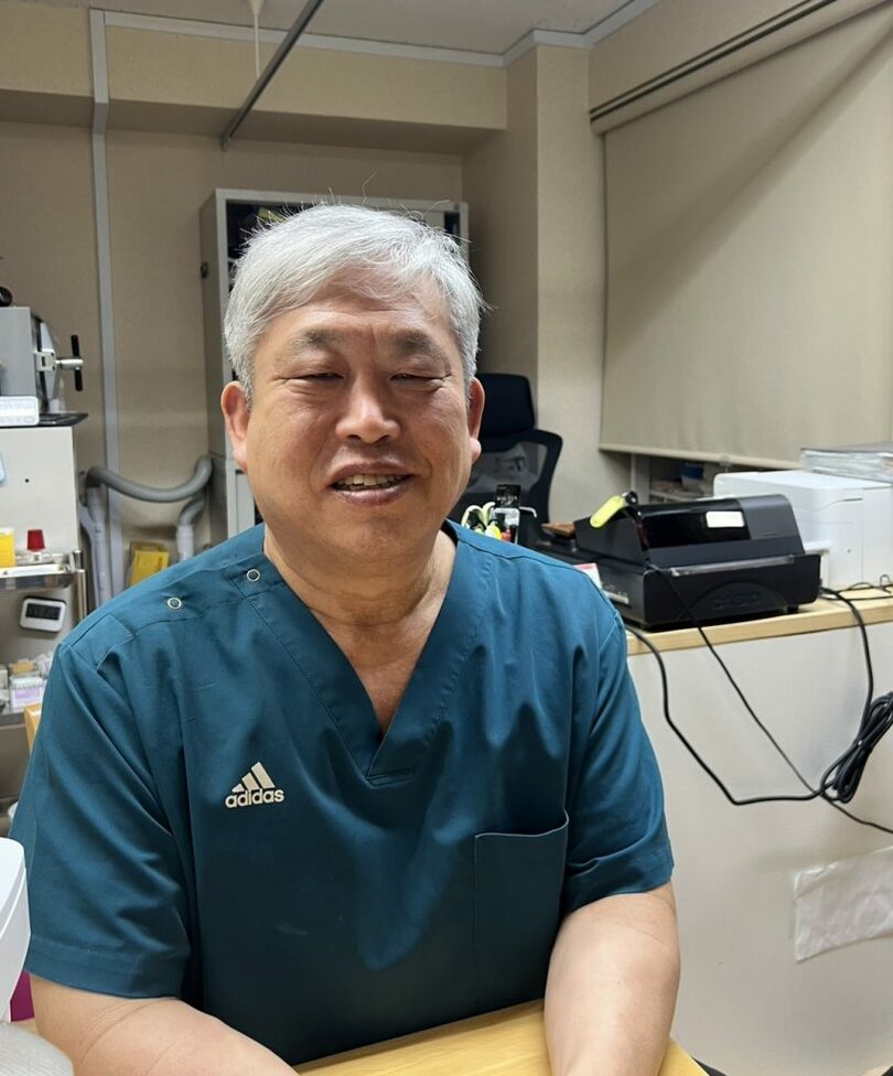 チャングム鍼灸院の大明龍八院長(c)KOREA WAVE