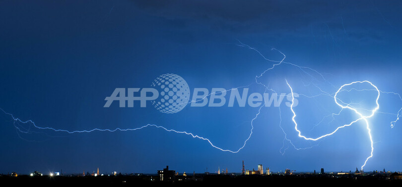 夜空を縦横無尽に駆け回る稲妻 写真1枚 国際ニュース Afpbb News