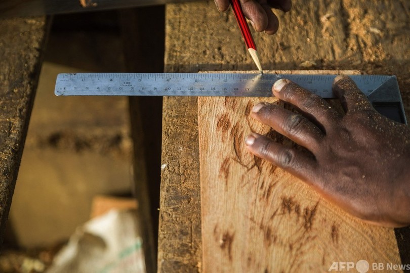 教師からひつぎ職人に コロナ禍で学校閉鎖 ウガンダ