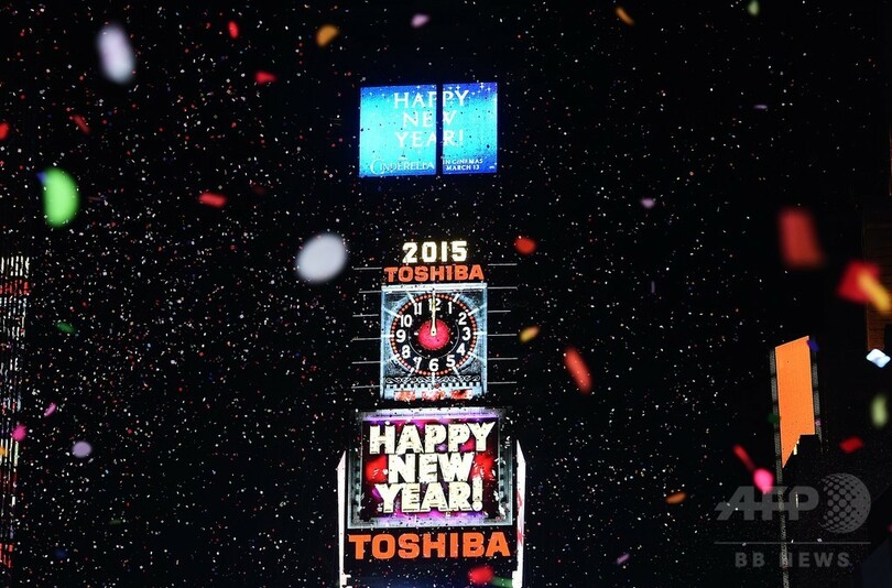 米ニューヨークのタイムズスクエアで祝う新年