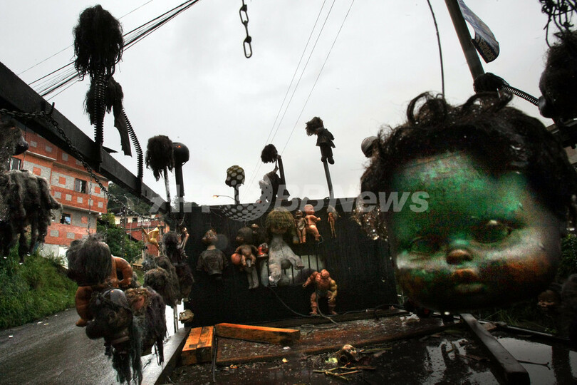 トラックの荷台で不気味な人形展、子どもたちも驚きの表情 ベネズエラ