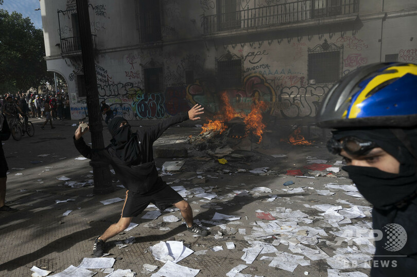 チリ大統領、100万人のデモ受け内閣改造表明 非常事態宣言も解除へ