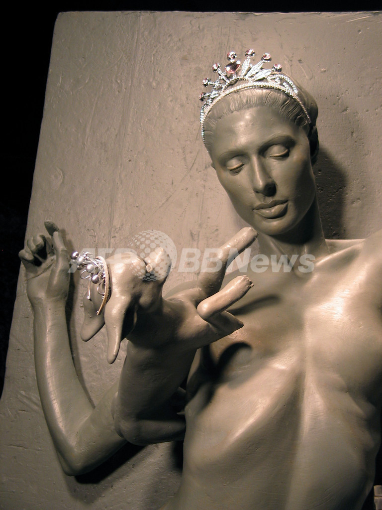 パリス・ヒルトンの「全裸死体」彫像、美術館で公開 - 米国