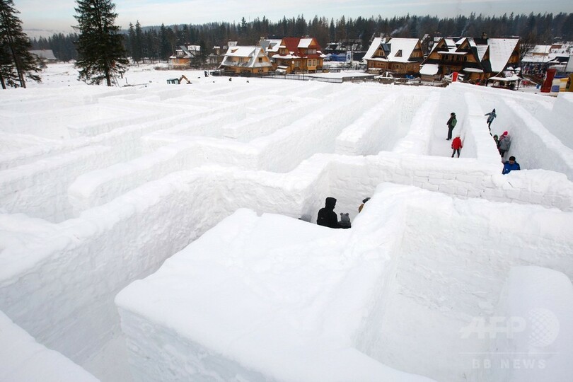 雪のブロック6万個で巨大迷路、ポーランドでギネスに挑戦