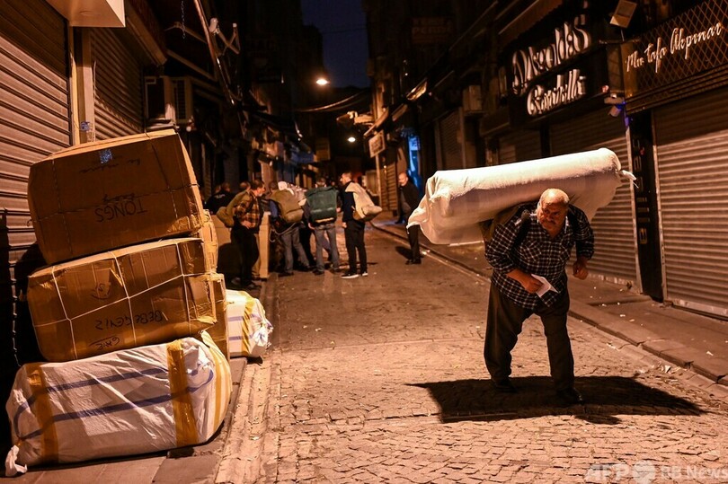 イスタンブールの伝統背負う荷物運搬人 トルコ 写真9枚 国際ニュース Afpbb News