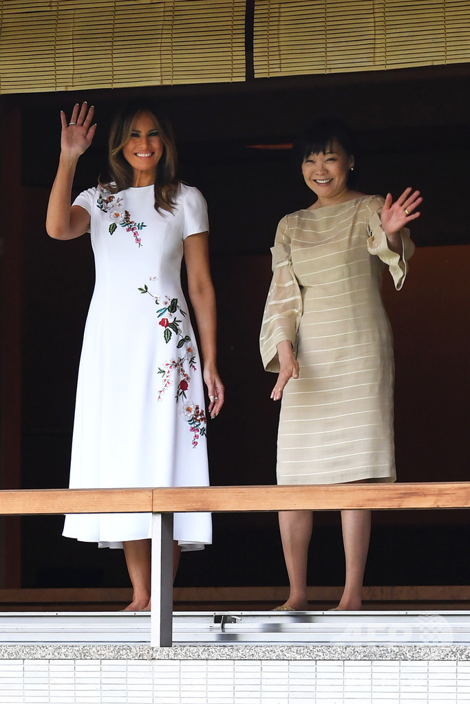 日米首脳夫人、日本舞踊を鑑賞 コイの池にも立ち寄り