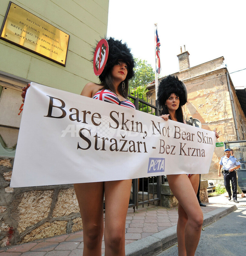 PETA、英近衛兵帽のクマ毛皮に抗議