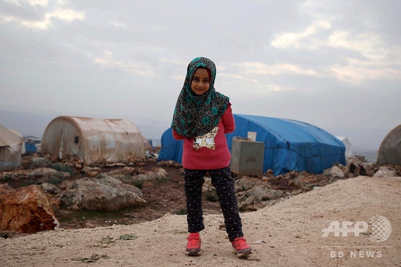 空き缶義足のシリア少女 新しい義足で避難民キャンプを歩行 写真14枚 国際ニュース Afpbb News