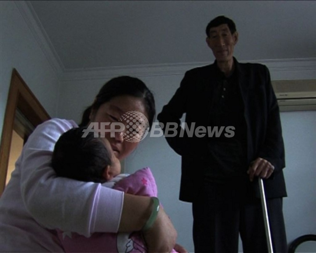 【動画】長男誕生に新築の家、世界一長身男性の新しい生活 写真1枚 国際ニュース:AFPBB News