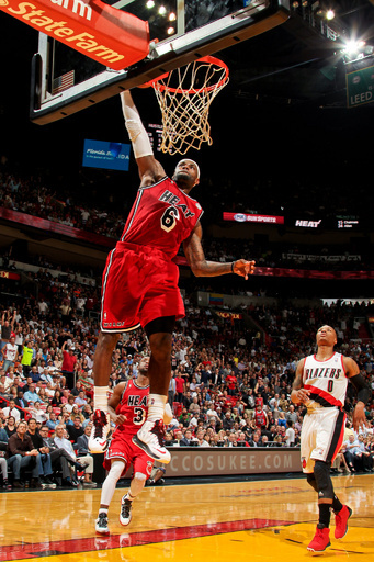 レブロン、NBA史上初の記録を達成 写真8枚 国際ニュース：AFPBB News