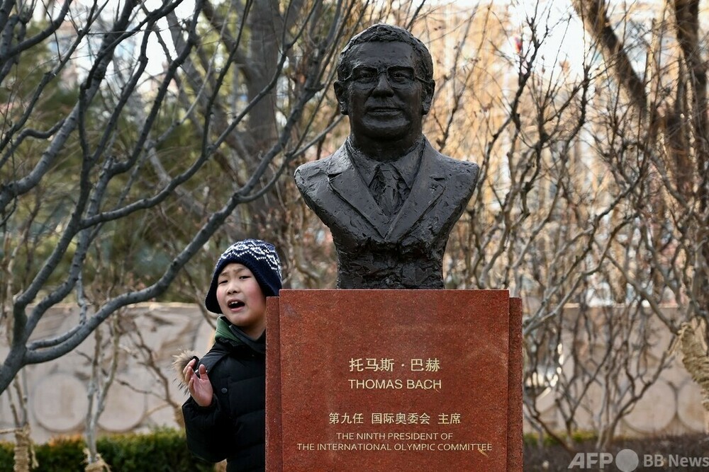 バッハIOC会長の胸像、北京市内に登場 写真5枚 国際ニュース：AFPBB News