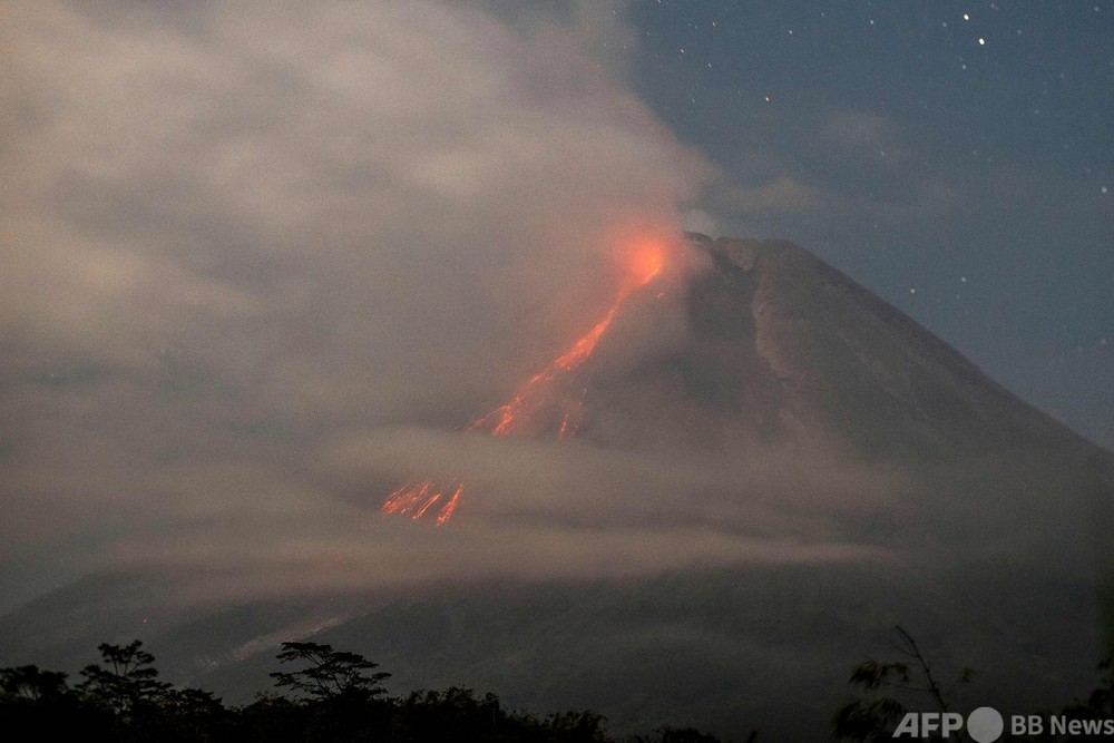 ムラピ山から溶岩や噴煙 インドネシアで最も活発な火山、活動続く